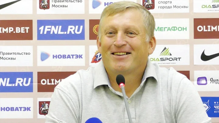 Осинькин о Писарском: «Ему не хватает образования, его голы – следствие звериного желания всех опередить» Осинькин о Писарском: «Ему не хватает образования, его голы – следствие звериного желания всех опередить»