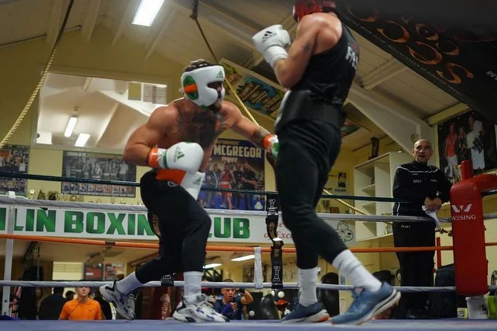 Первый спарринг Макгрегора после перелома ноги