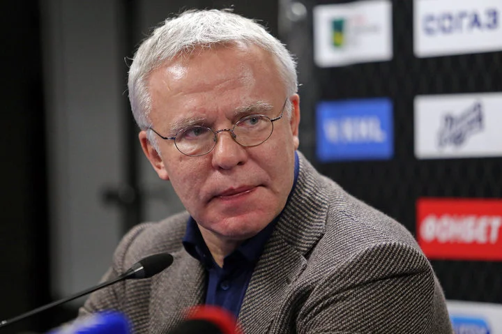 Вячеслав Фетисов: «В НХЛ нет клубов-олигархов. Зачем платить больше, когда можно платить меньше? При этом и конкуренция увеличивается, растет качество тренеров» Вячеслав Фетисов: «В НХЛ нет клубов-олигархов. Зачем платить больше, когда можно платить меньше? При этом и конкуренция увеличивается, растет качество тренеров»