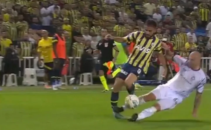 Ракицкого удалили в игре «Адана Демирспор» с «Фенербахче»