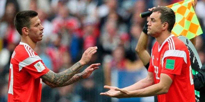 Александр Мартынович: «Дзюба – лучший нападающий России? Наверное, нет. Мне нравятся нападающие более техничные, как Федя Смолов» Александр Мартынович: «Дзюба – лучший нападающий России? Наверное, нет. Мне нравятся нападающие более техничные, как Федя Смолов»