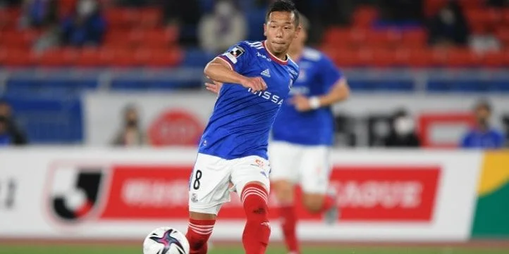 Йокогама Маринос - Саппоро