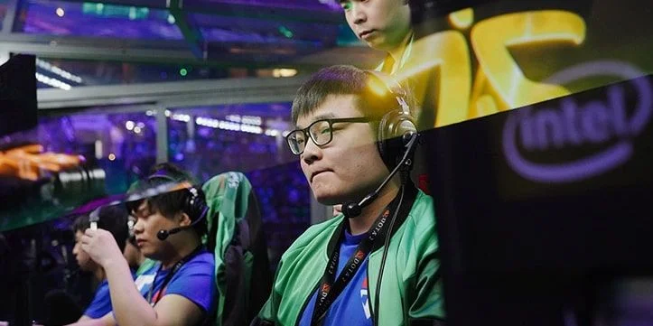 Royal Never Give Up - Team MagMa Royal Never Give Up - Team MagMa