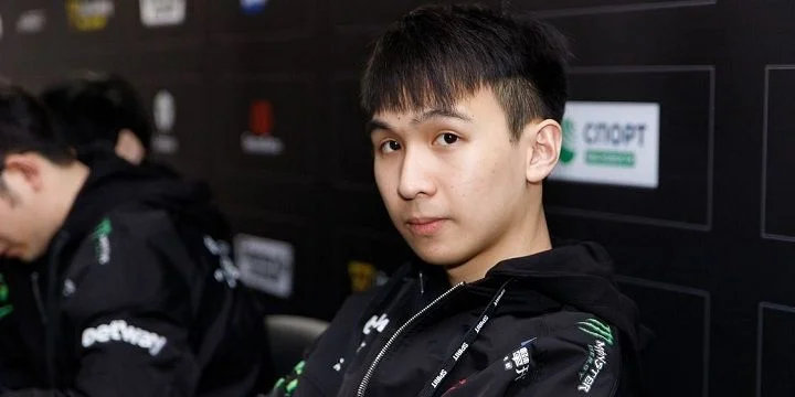 Royal Never Give Up - Vici Gaming Royal Never Give Up - Vici Gaming