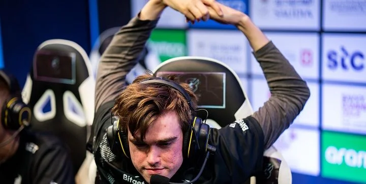 Royal Never Give Up - Team Spirit Royal Never Give Up - Team Spirit