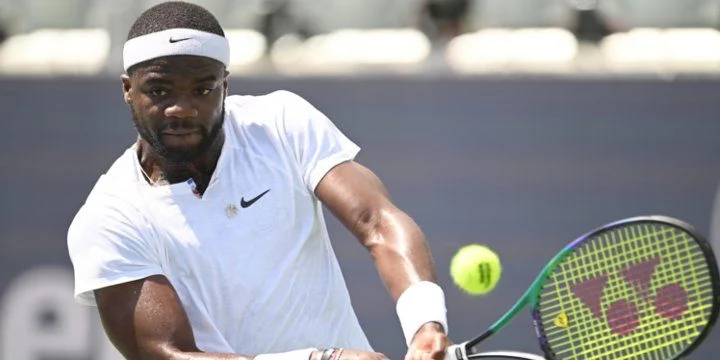 Кристофер Юбэнкс - Фрэнсис Тиафо