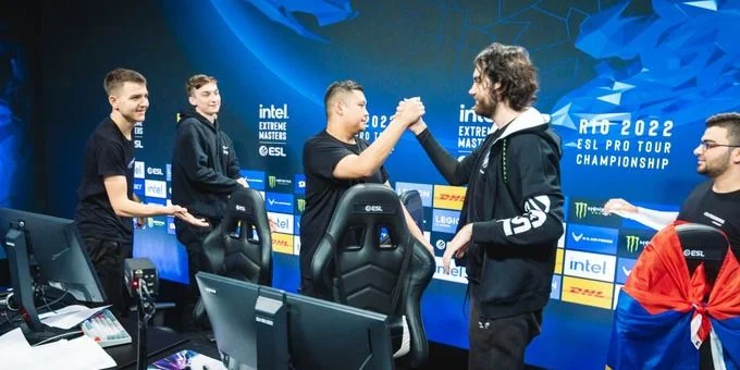 Outsiders - Fnatic Outsiders - Fnatic