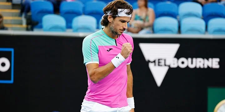 Кристофер Юбэнкс - Фелисиано Лопес