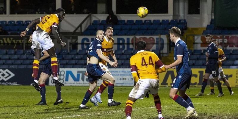 Мотеруэлл - Куинз Парк