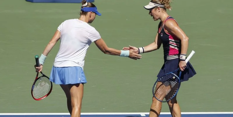 Лаура Зигемунд - Дженнифер Брэди