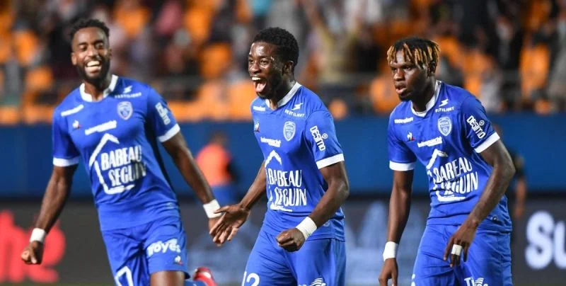 Труа - По Труа - По