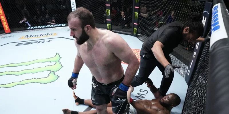 Азамат Мурзаканов - Алонзо Менифилд Азамат Мурзаканов - Алонзо Менифилд