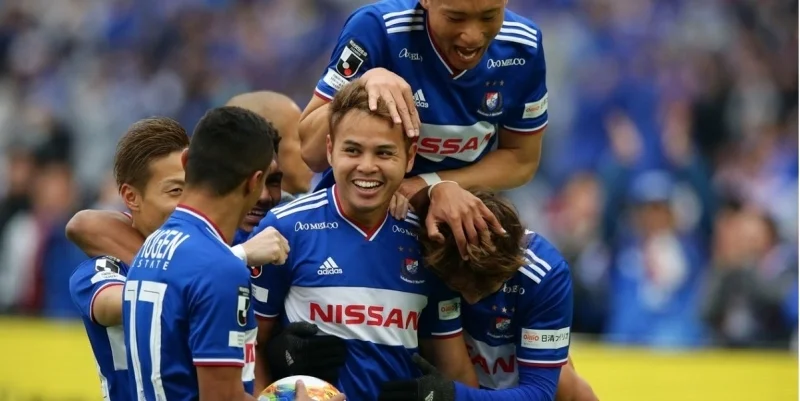 Йокогама Маринос - Пхохан Стилерс