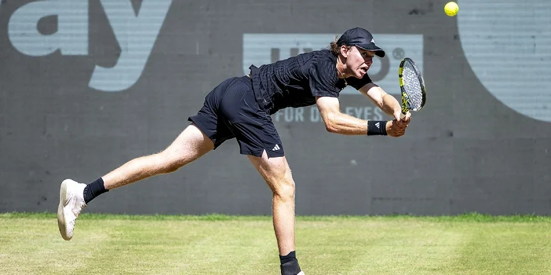 Алекс Микельсен - Даниэль Эванс