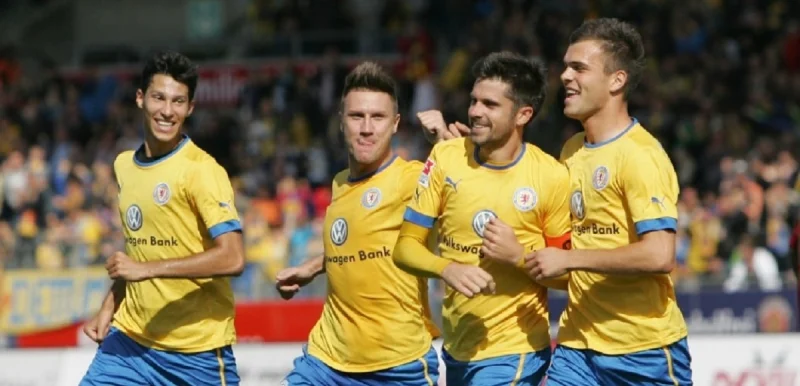 Айнтрахт Брауншвейг - Падерборн