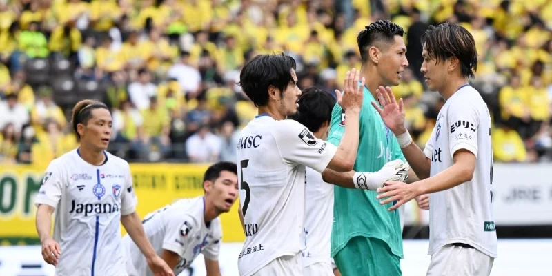 В-Варен Нагасаки - Мито Холлихок