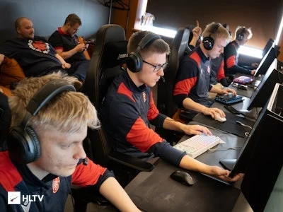 Fingers Crossed - AaB Fingers Crossed - AaB