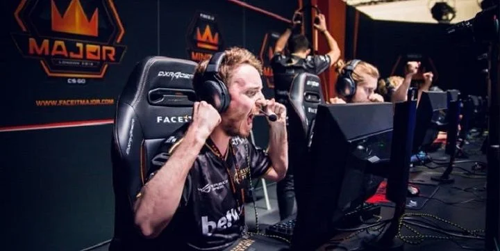 MOUZ - NIP MOUZ - NIP