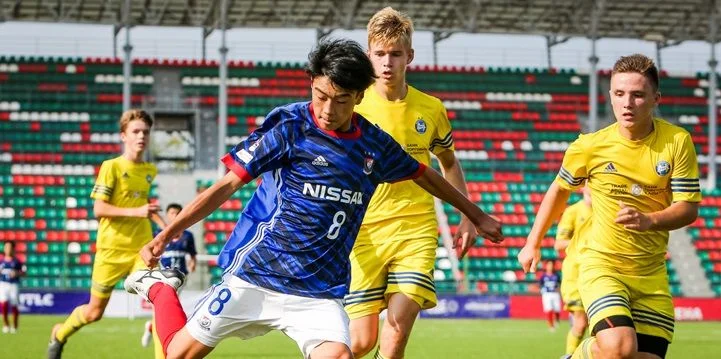 Йокогама Маринос - Саппоро