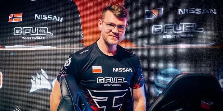 FaZe Clan - 100 Thieves FaZe Clan - 100 Thieves