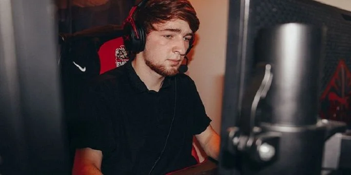 - FlyToMoon - FlyToMoon