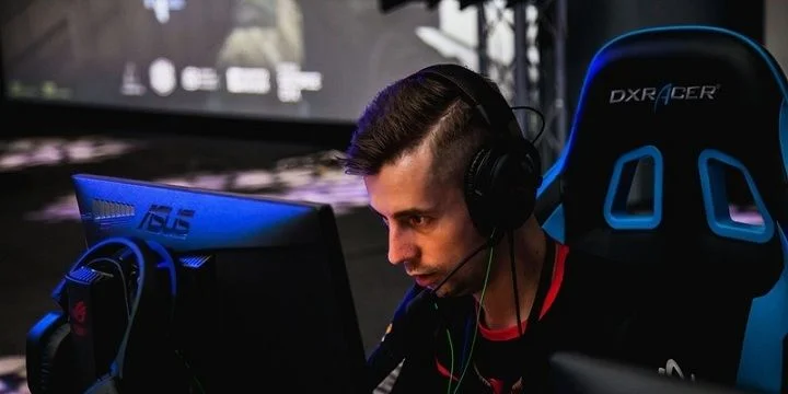 - DreamEaters - DreamEaters