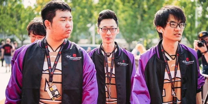 Royal Never Give Up - Invictus Gaming Royal Never Give Up - Invictus Gaming