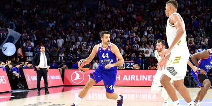 Анадолу Эфес - Црвена Звезда