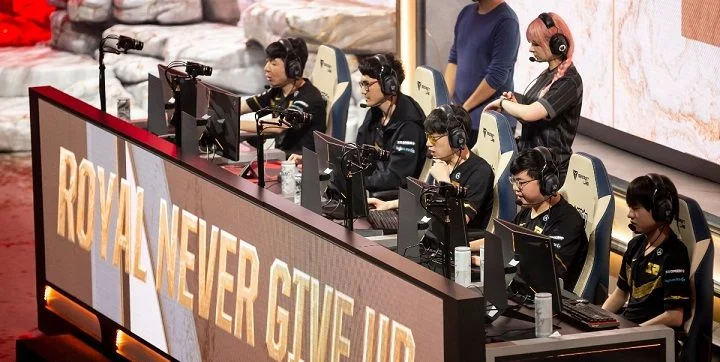 Victory Five - Royal Never Give Up Victory Five - Royal Never Give Up