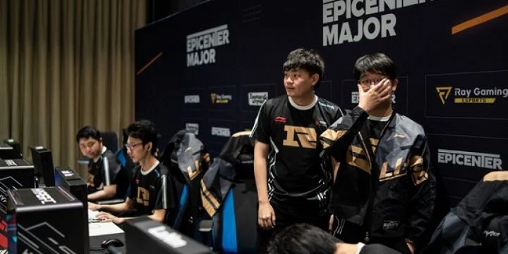 Royal Never Give Up - Invictus Gaming