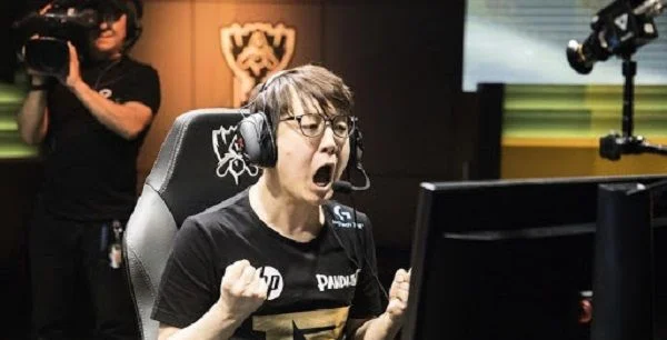 Royal Never Give Up - Rogue Warriors Royal Never Give Up - Rogue Warriors