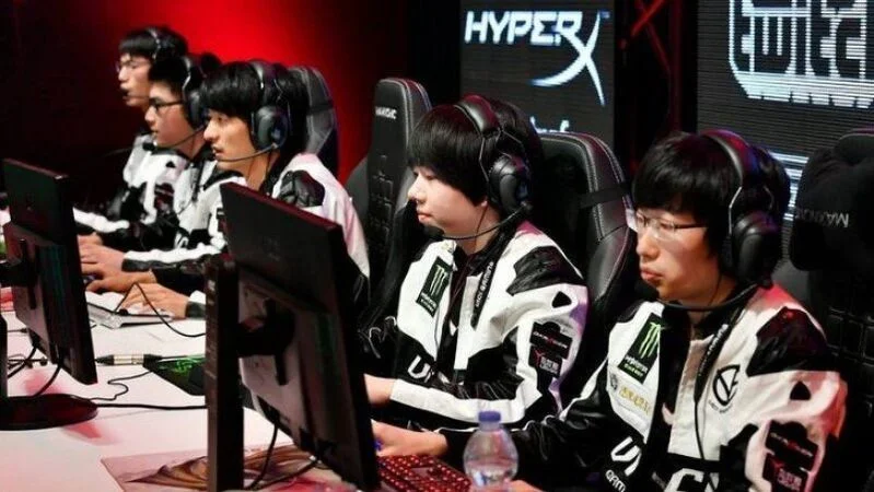 Royal Never Give Up - Invictus Gaming