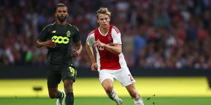 Стандард - Сент-Трюйден Стандард - Сент-Трюйден