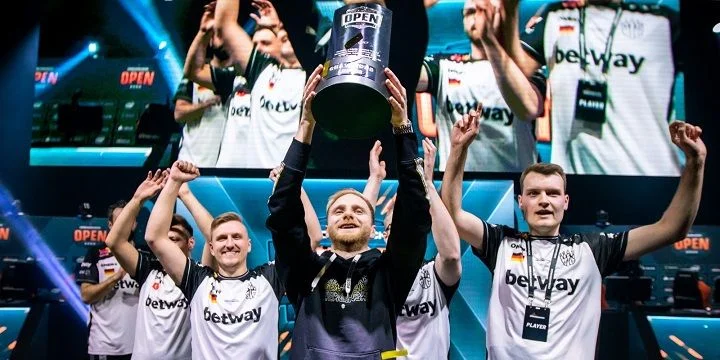 BIG - Team Spirit BIG - Team Spirit