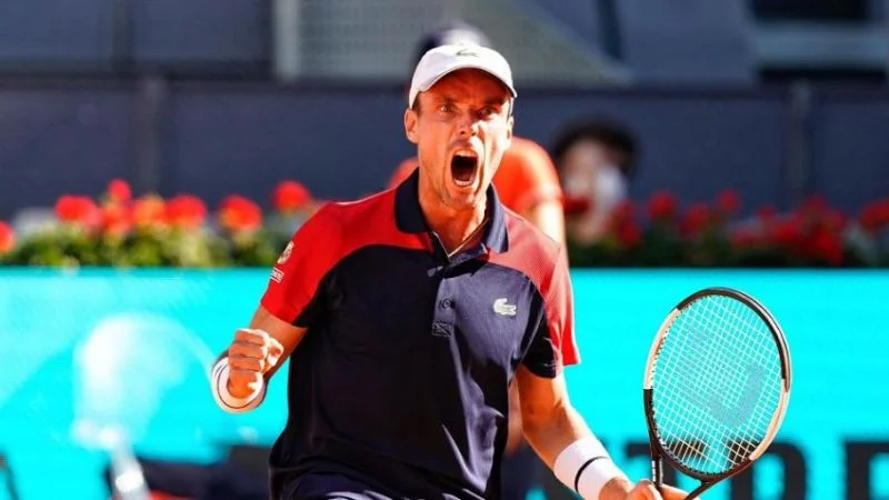 Роберто Баутиста - Крис Гарин