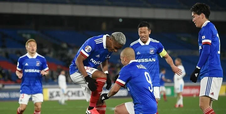 Йокогама Маринос - Саппоро